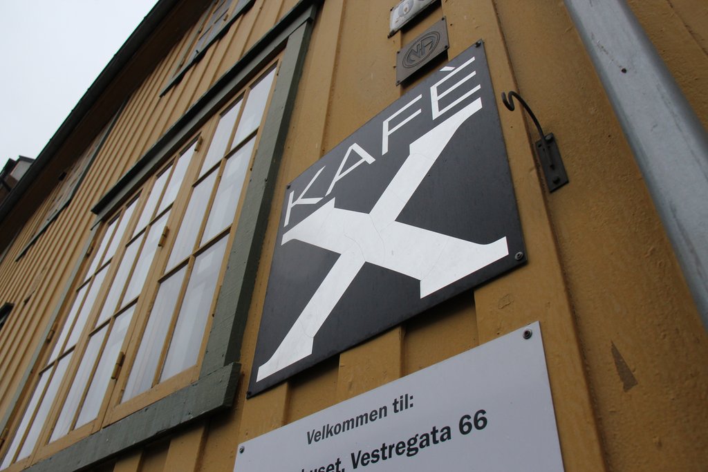 Kafe X i Tromsø - skilt