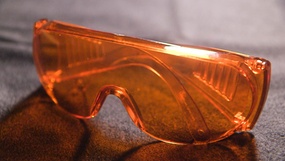 Orange briller som filtrerer vekk blått lys