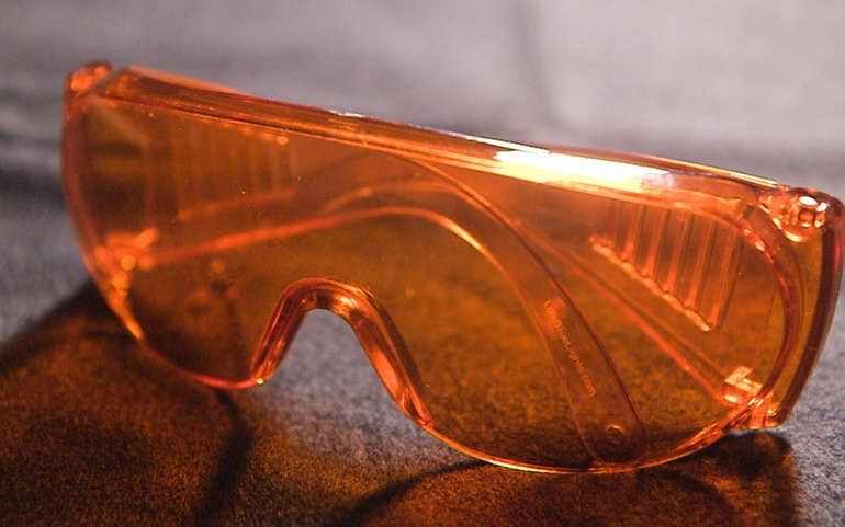 Orange briller som filtrerer vekk blått lys