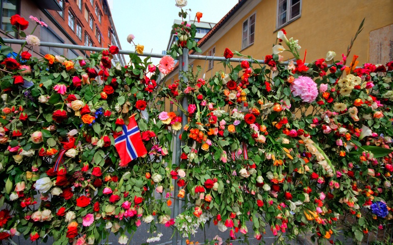 Blomster i Oslo etter terrorangrepene 22. juli 2011