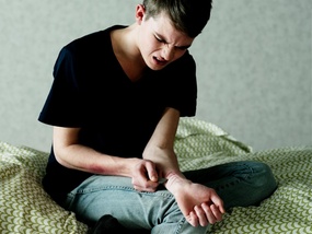 Ung gutt kutter seg med kniv - selvskading