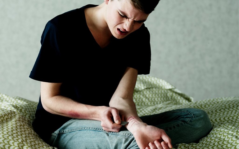 Ung gutt kutter seg med kniv - selvskading