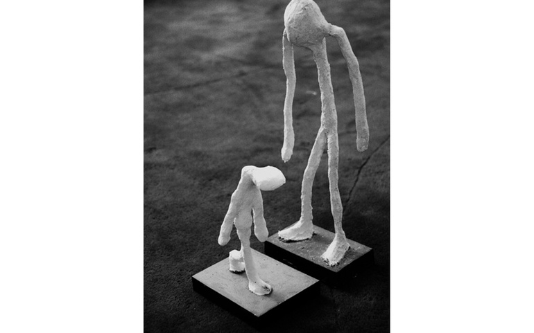 Skulpturer - to lutende mennesker - fra artikkel May Ruud Tennebø