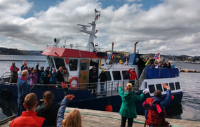 Ankomst Bragdøya - båt med folk - 2017