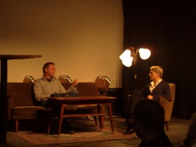 Anne-Lene Brattvåg intervjuer Odd Kenneth Hillesund under talkshowet Nesten Helg i Kristiansand 2011
