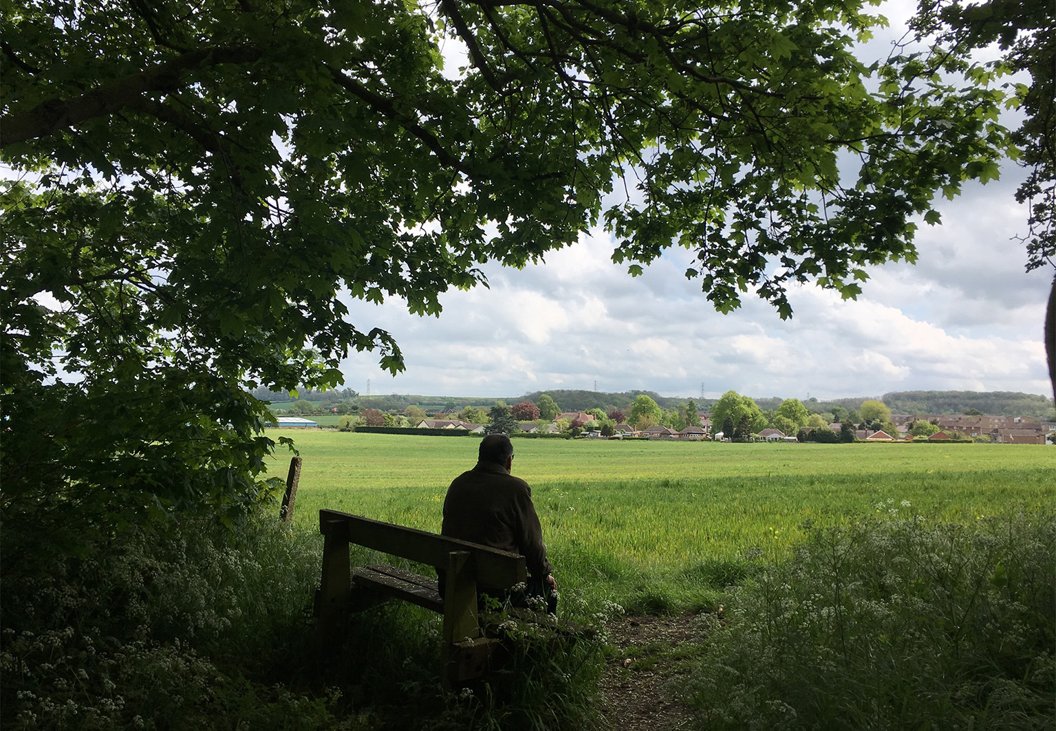 Mann alene på benk i Rushcliff, landlig Nottinghamshire