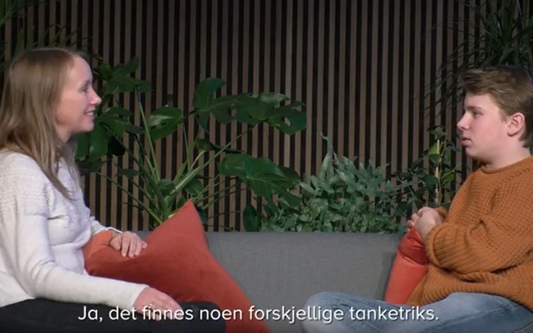 Anne Hilde Lystad (t.v.) i prat med ungdomsskoleelev Sander