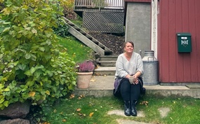 Rigmor Galtung på trappa der hun bor i Tønsberg