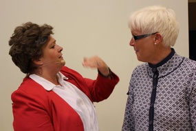 Rigmor Galtung (t.v) alias Gro Harlem Brundtland, sammen med leder ved DPS Stjørdal, Ann Inger Leitrø.