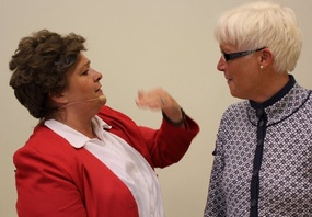 Rigmor Galtung (t.v) her i rollen som Gro Harlem Brundtland, sammen med leder ved DPS Stjørdal, Ann Inger Leitrø. (947 x 655)
