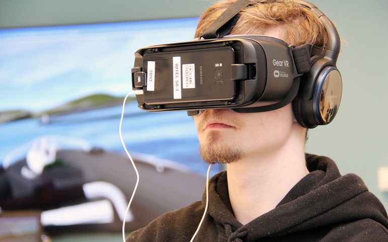 Embret Olsen øver på jobbintervju med VR-briller