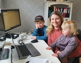 Anne Mari Ellingbø på hjemmekontor, med barna Ola Kristoffer (5) og Maren Karoline (3).