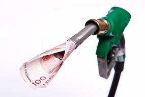 Penger fra bensinpumpe