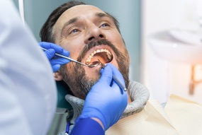Mann hos tannlegen