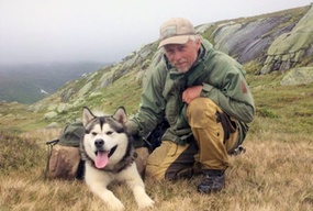 Jarle Føreland med hunden Kompis