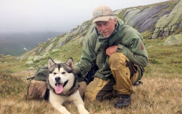 Jarle Føreland med hunden Kompis