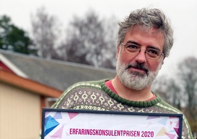 Morten Brodahl, med bevis på at han er kåret til årets erfaringskonsulent 2020